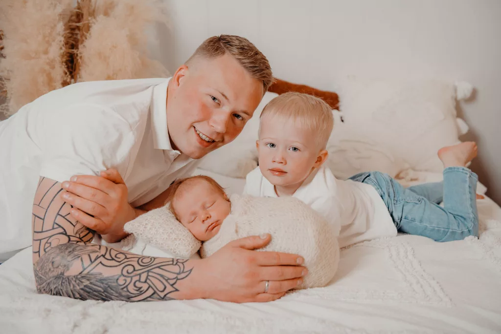 Vater mit Jungen und Neugeborenen