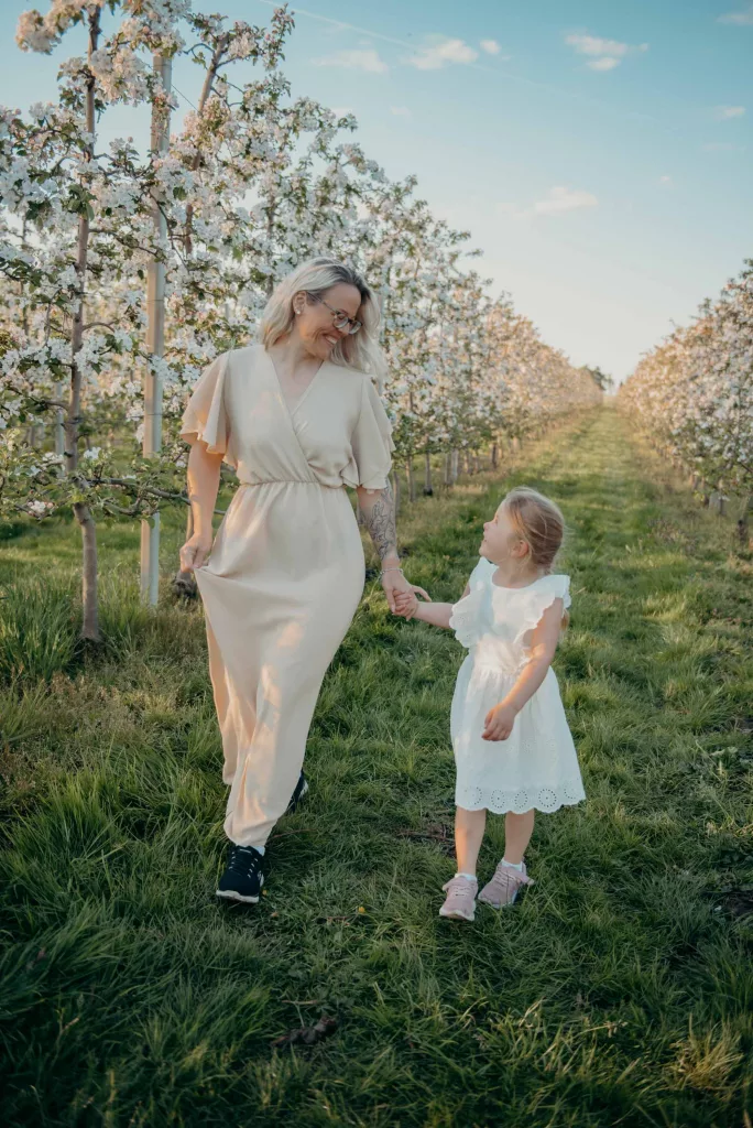 Mutter und Tochter beim Spaziergang