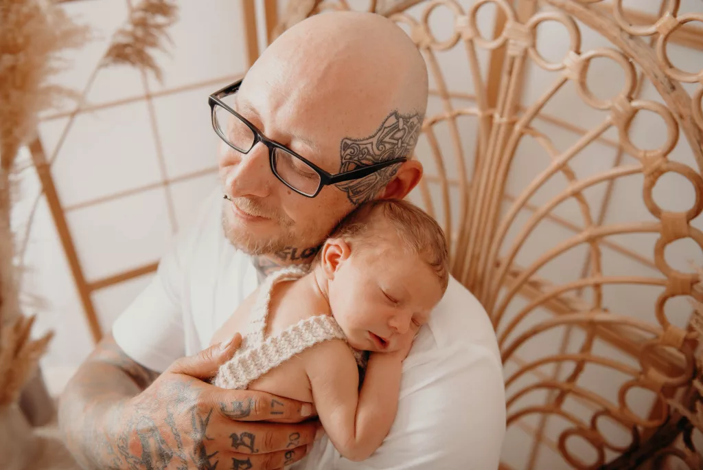frischer Vater mit seinem Jungen im Arm