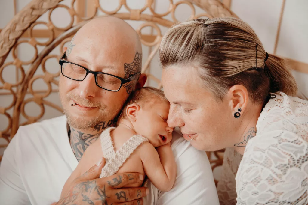 junge Familie hält Baby im Arm