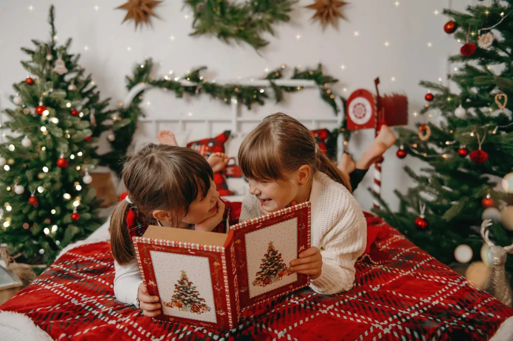 Mädchen lesen Weihnachtsbuch