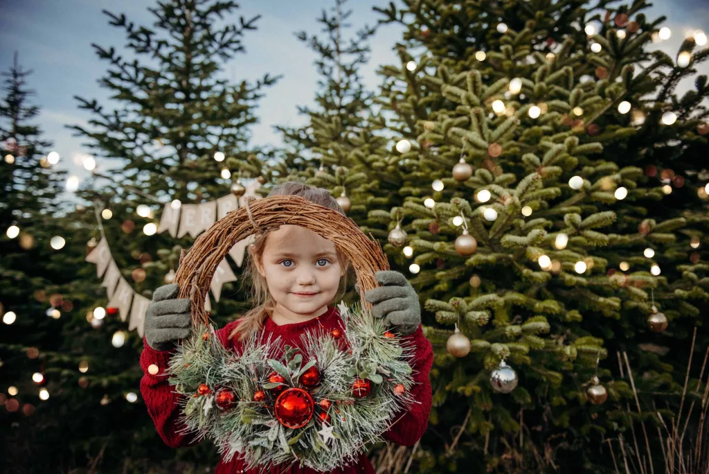 Weihnachtsbilder, kleines Mädchen mit Weihnachtskranz