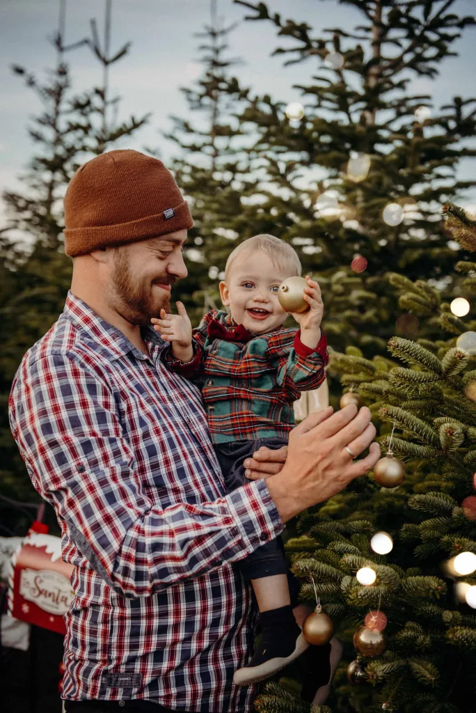 Weihnachtsbaumschmücken, Vater mit Kind