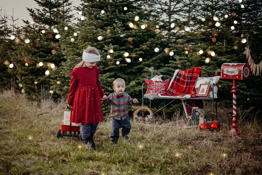 Kinder im Weihnachtswald